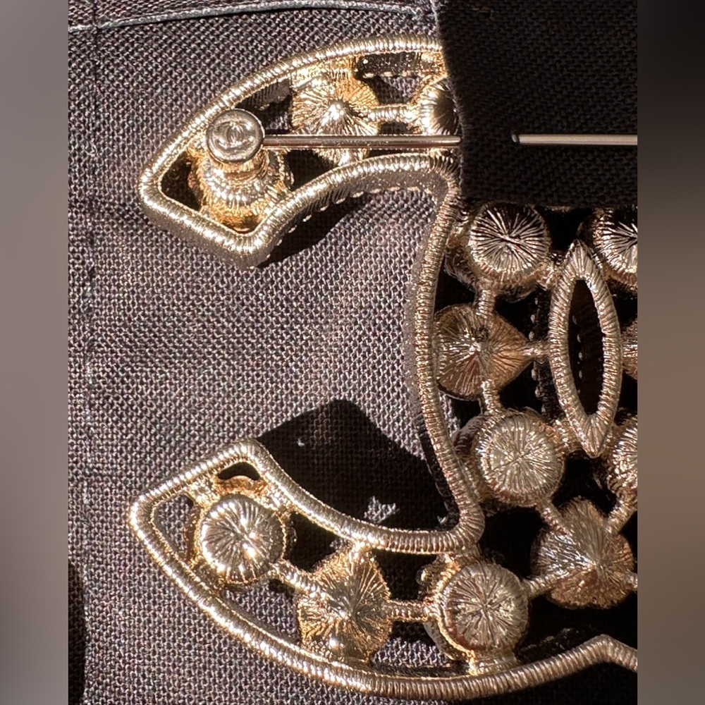2022S CHANEL LARGE RUNWAY GOLD CC LOGO PEARLS CRYSTALS BROOCH PIN NEW - Picture 7 of 16